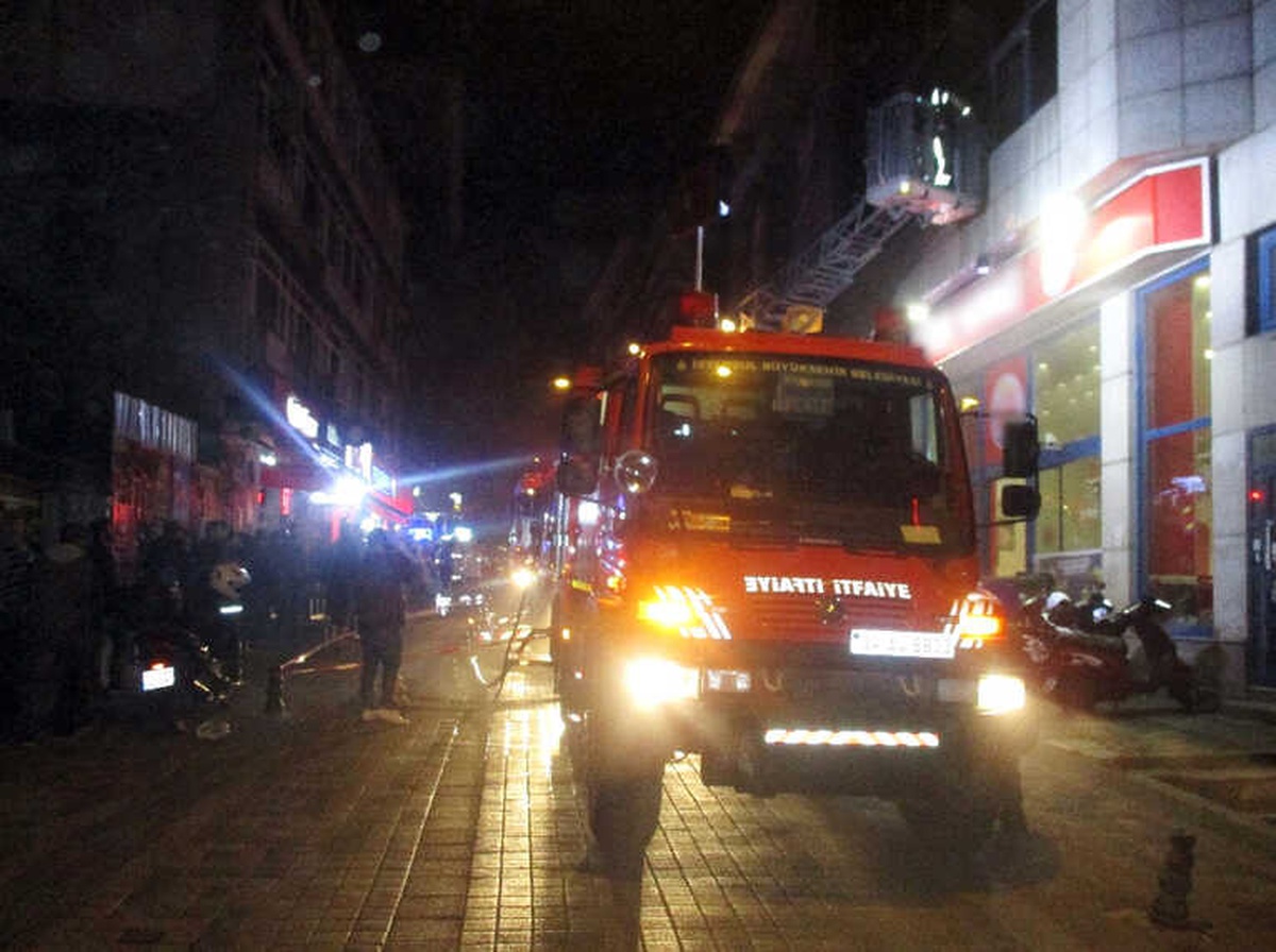 Kadıköy\'de Fastfood Restoranında Yangın