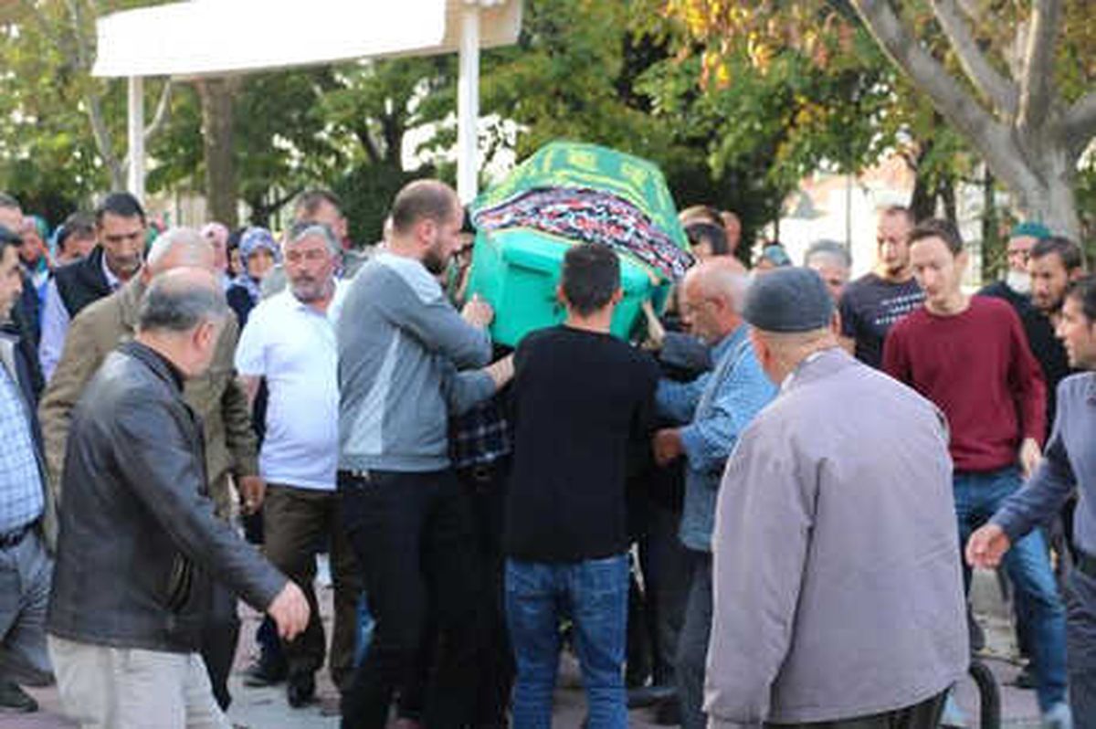 Kamyonla Çarpışan Hafif Ticari Araçta Ölen 2 Kişi Toprağa Verildi
