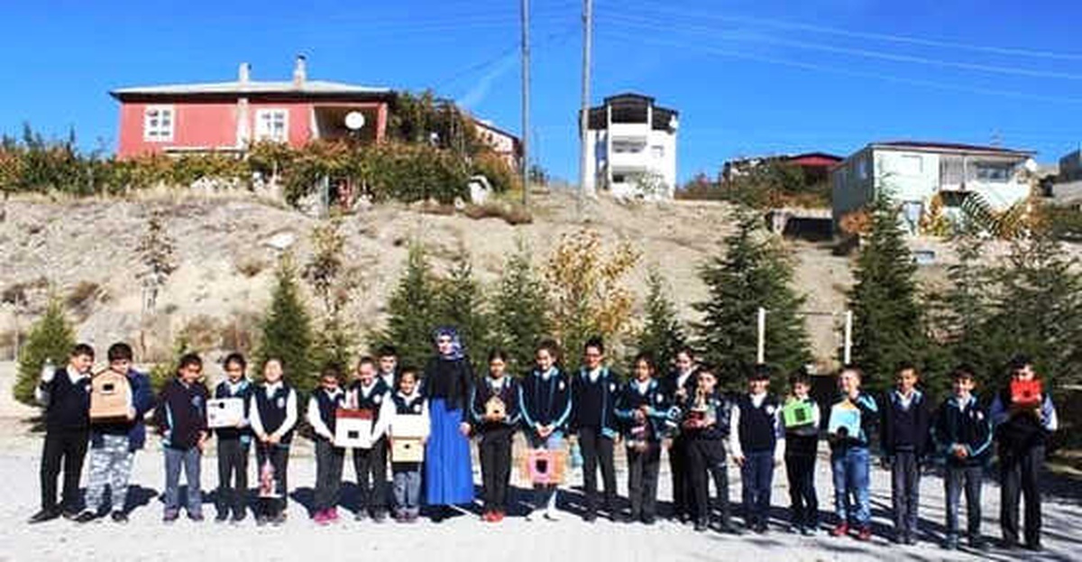 Öğrencileri Kuşlar İçin Yuva Yaptı