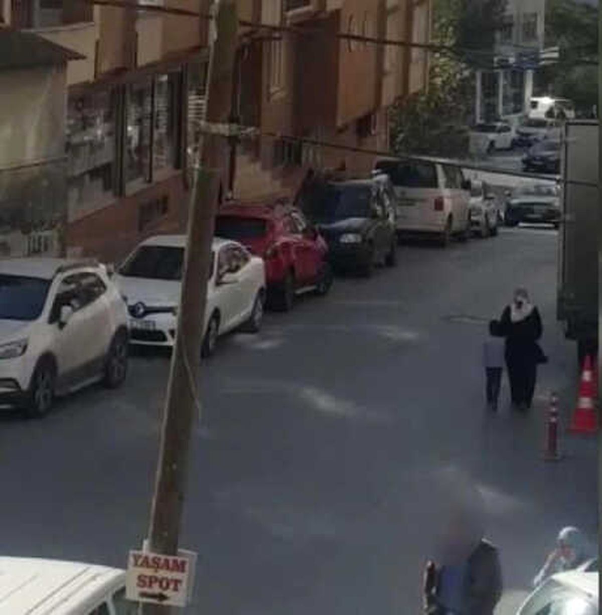 Okul Önünde Taciz İddiası: Çevredekiler Tarafından Dövüldü