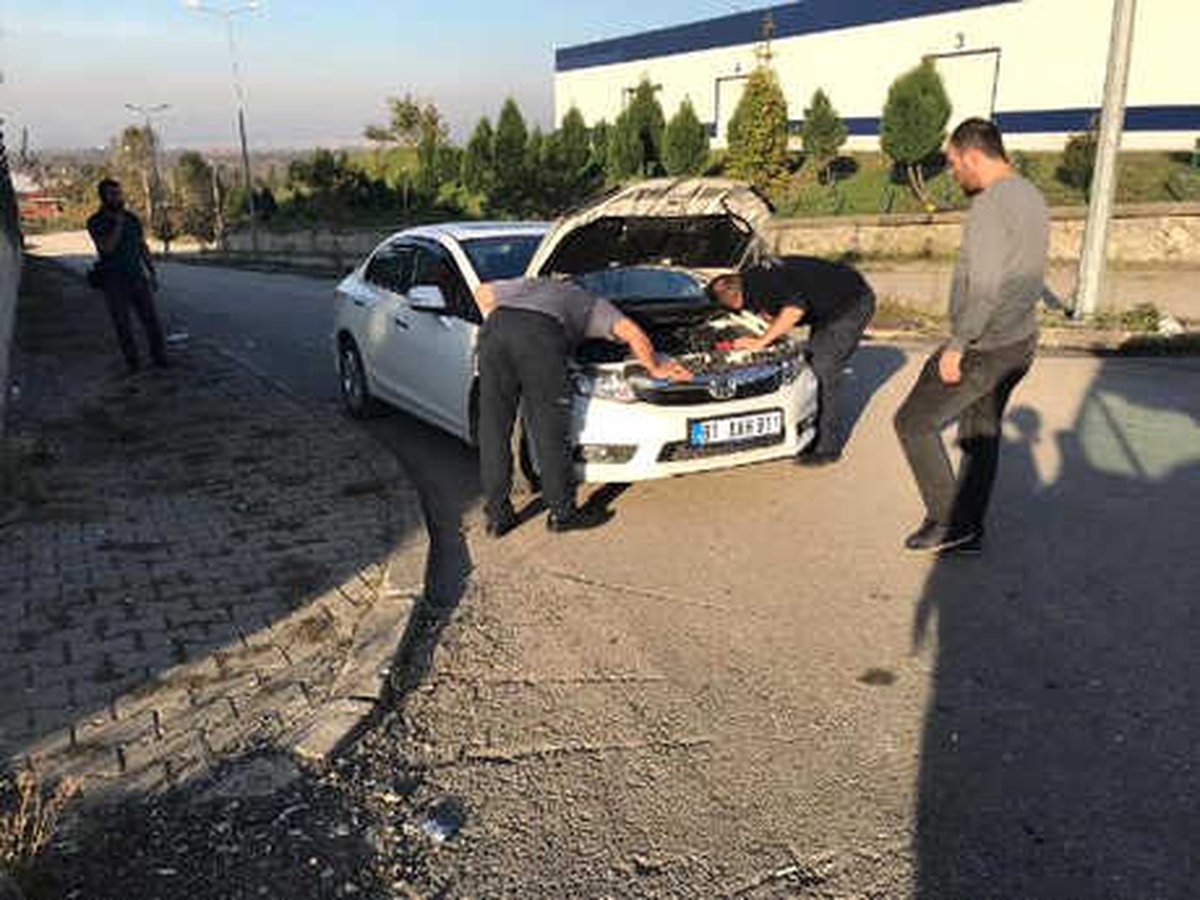 Otomobil Motoruna Giren Yılanı İtfaiye Görevlileri Çıkardı