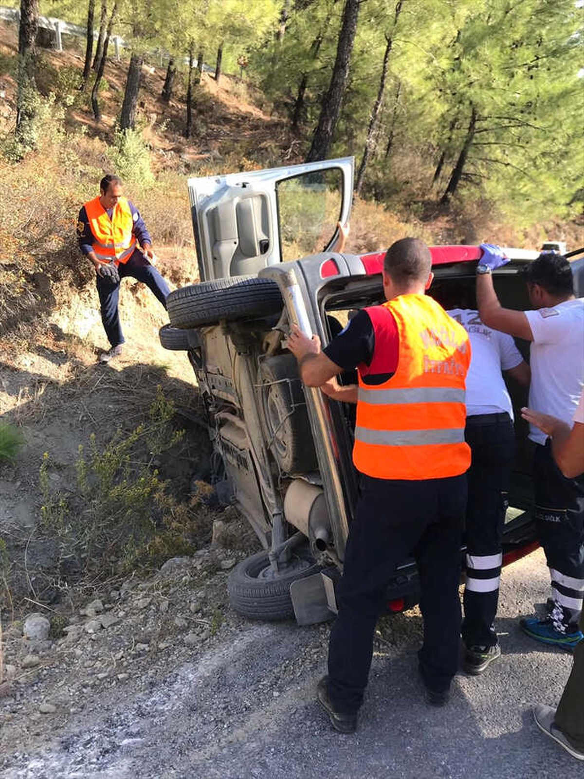 Otomobilde Sıkışan Sürücü Kurtarıldı