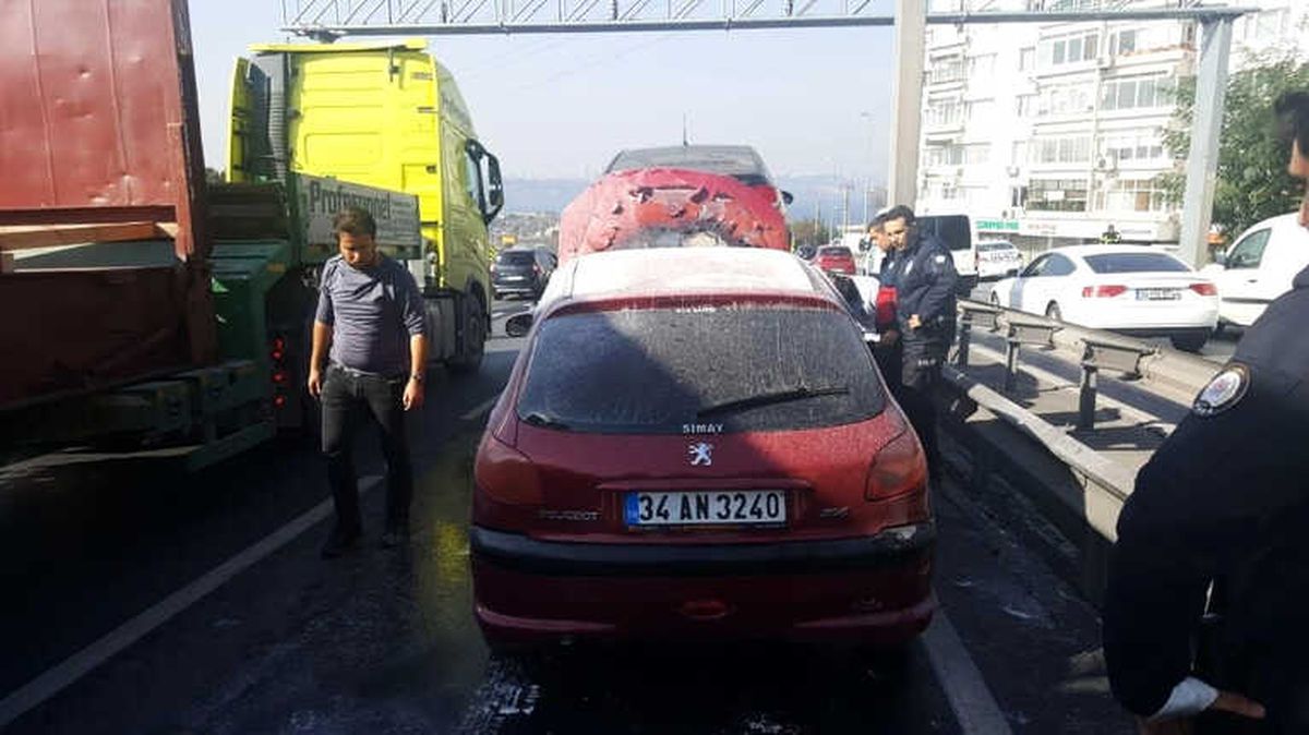 Alev Alan Araç E-5 Karayolunda Trafiği Kilitledi