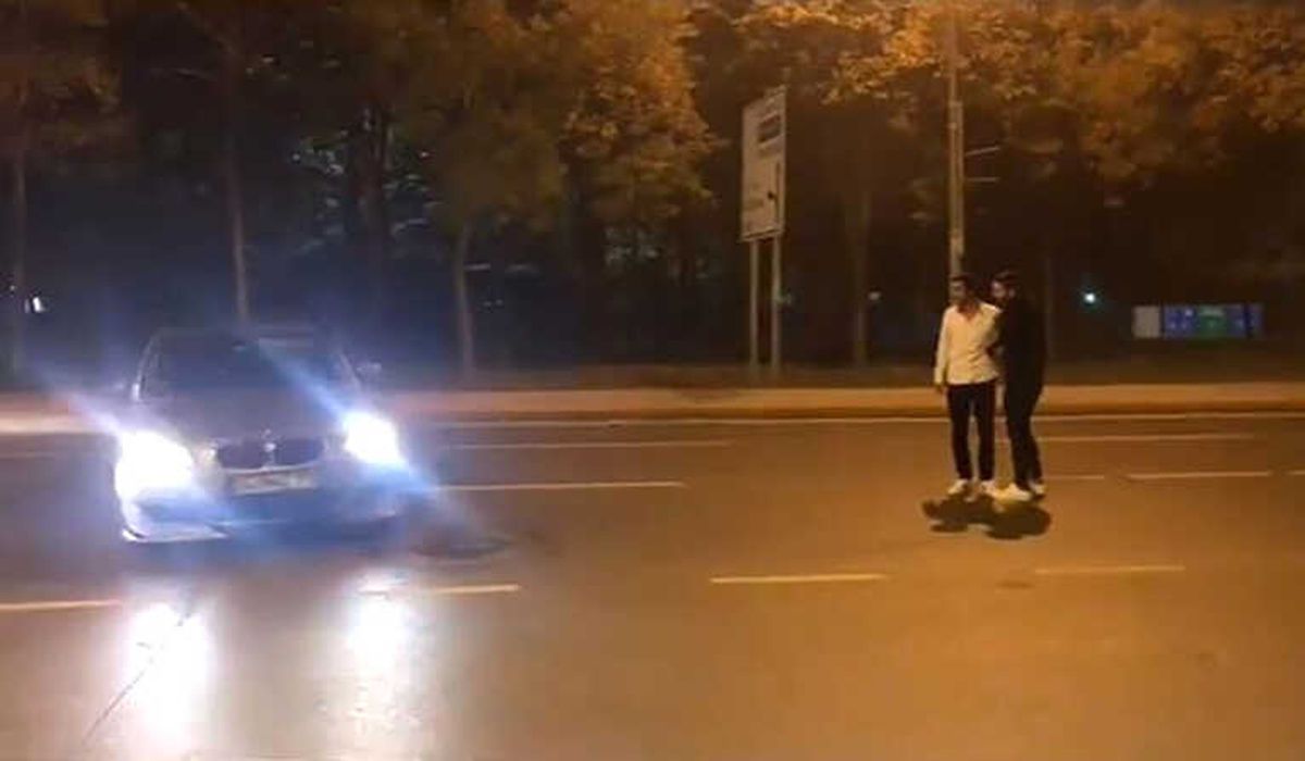 İstanbul\'da Lüks Otomobilli Magandalar Caddeyi Trafiğe Kesip "Drift" Yaptı