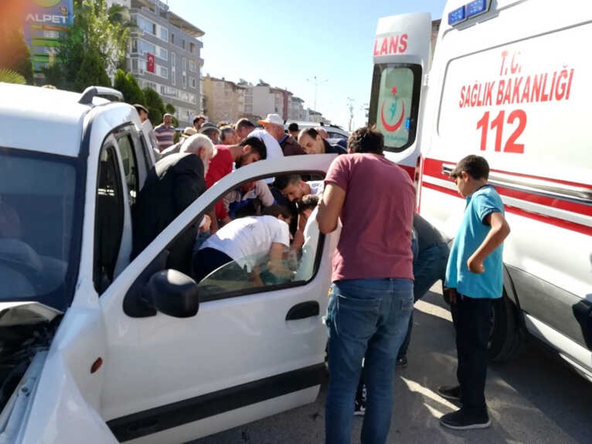 Park Halindeki Araca Çarpıp Sıkıştılar