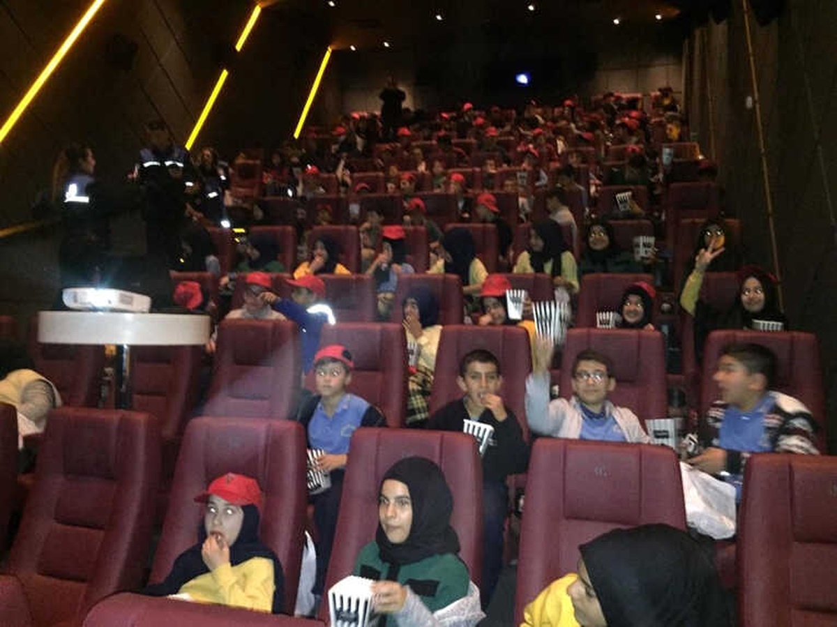Polis Amcalarıyla Film Seyrettiler