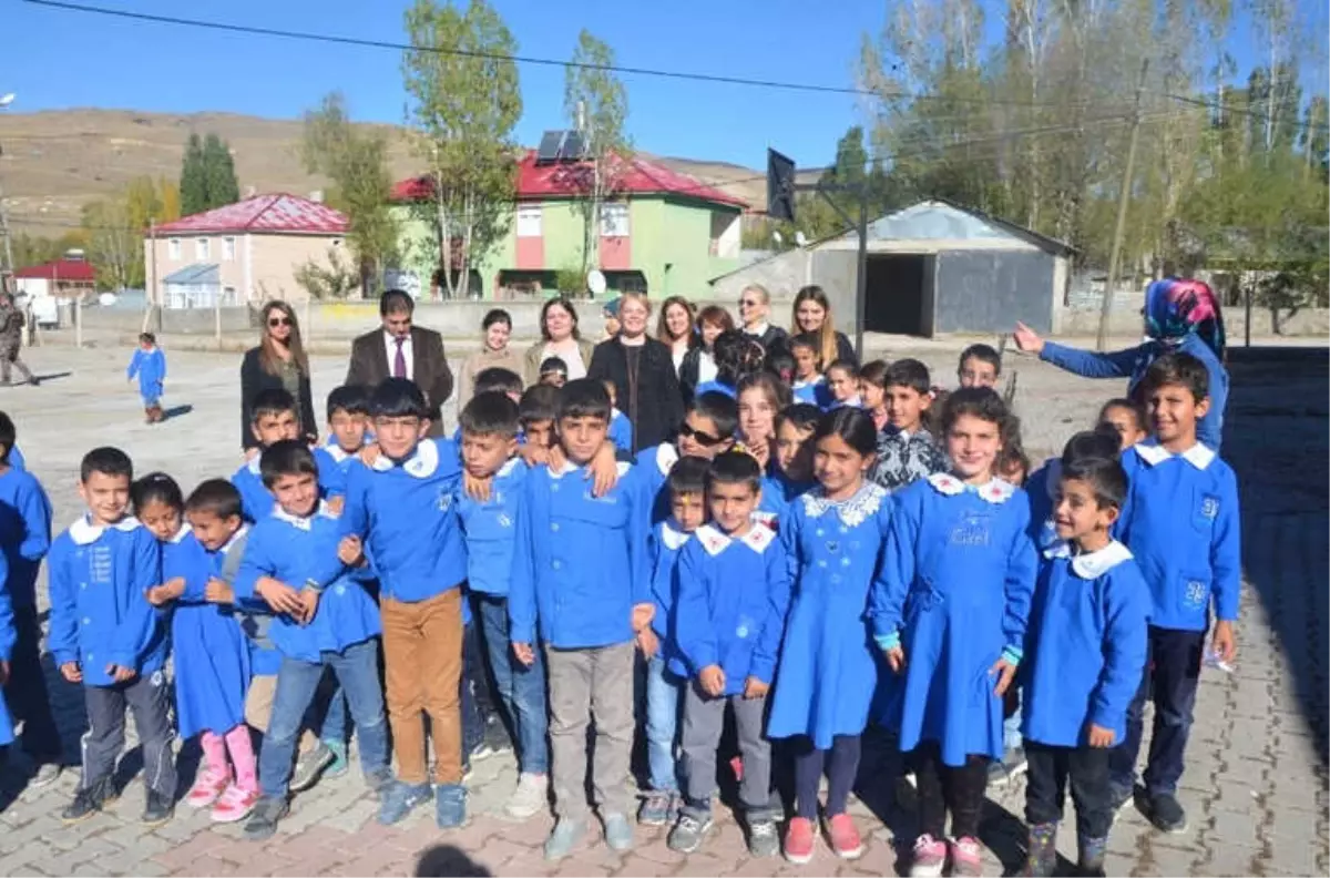 Polislerden Vartolu Öğrencilere Kırtasiye Desteği