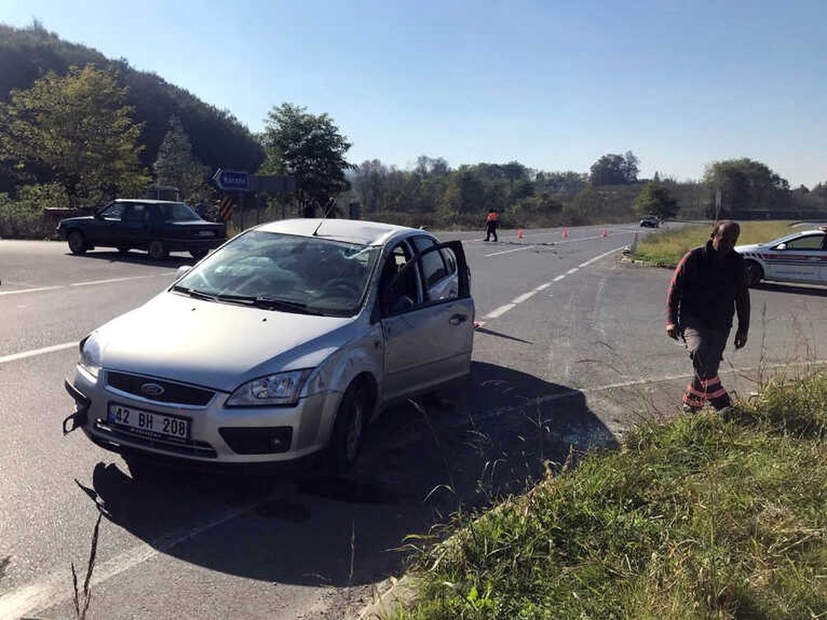 Sakarya\'da Otomobil ile Traktör Çarpıştı