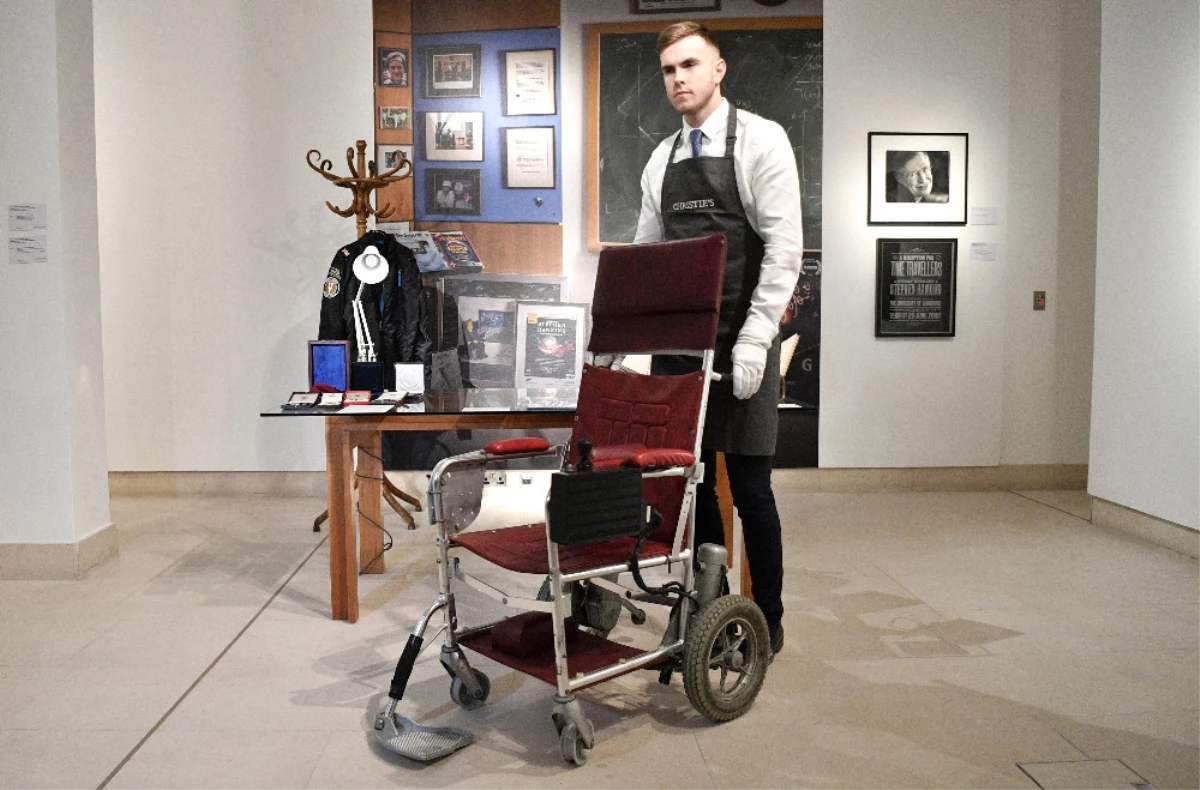 Stephen Hawking\'in Tekerlekli Sandalyesi Satışa Çıkarıldı