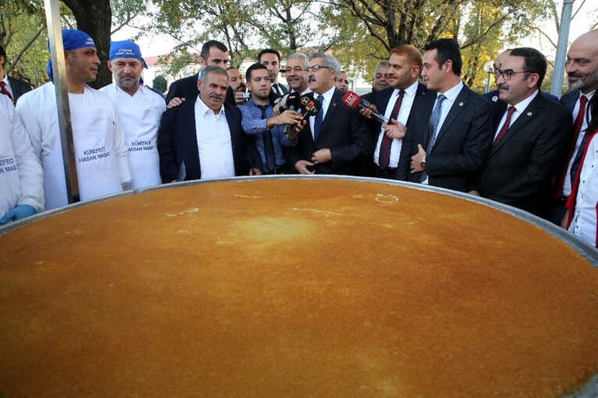 TBMM\'de Hatay Künefesi Dağıtıldı