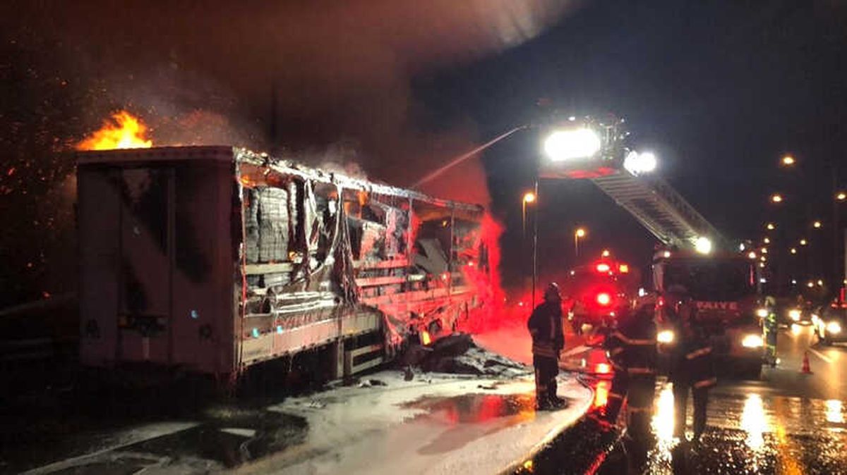 Tem\'de Karton Yüklü Tır Alev Alev Yandı, Trafik Kilitlendi