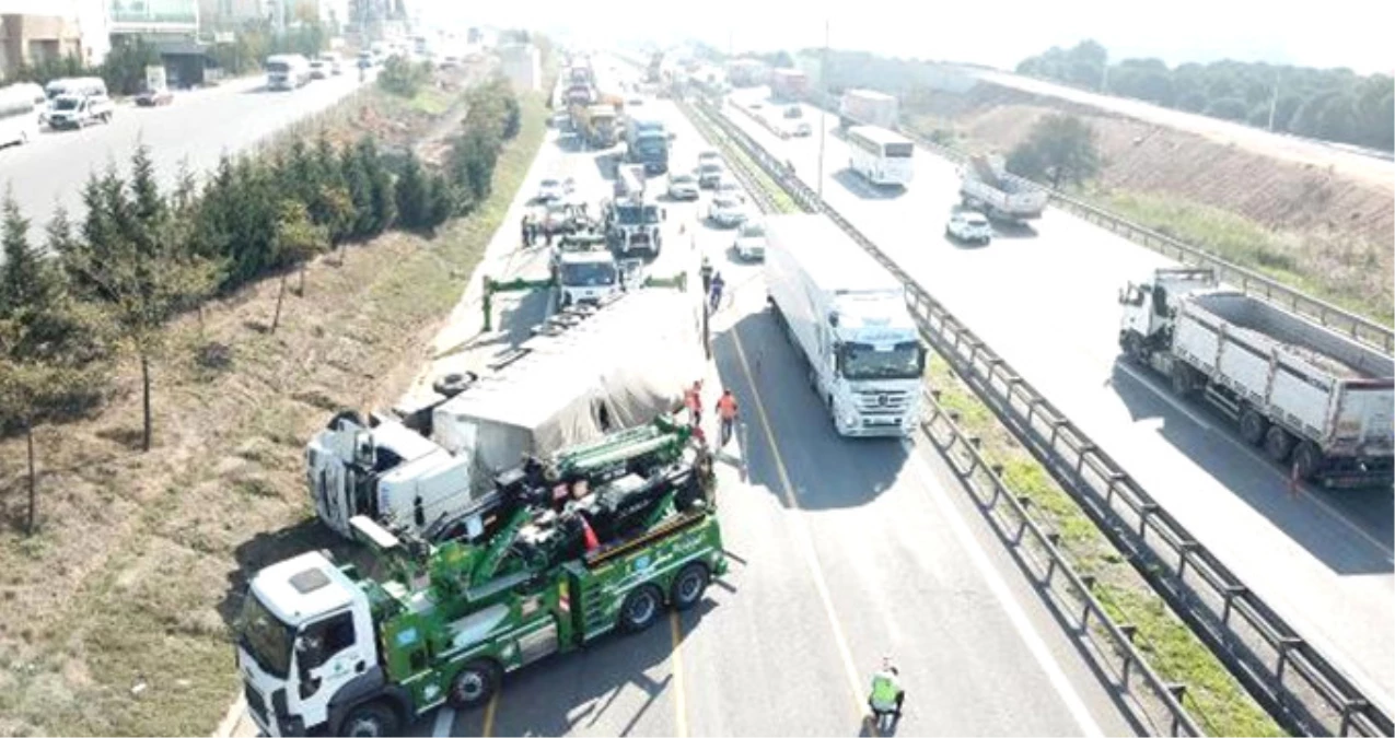 TEM\'de TIR Devrildi, Uzun Araç Kuyrukları Oluştu