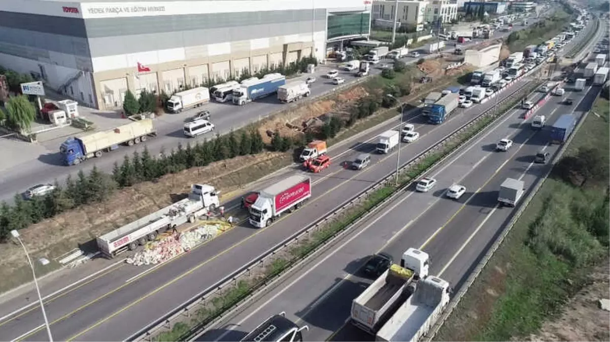 Tem Otoyolu Şekerpınar Mevkiinde Tır Devrildi: 1 Yaralı