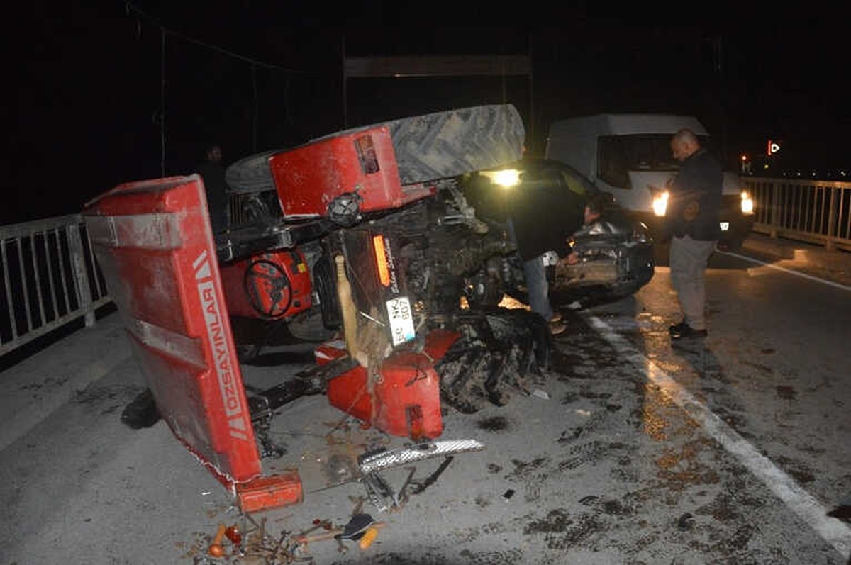 Tokat\'ta Otomobil Traktöre Çarptı: 2 Yaralı