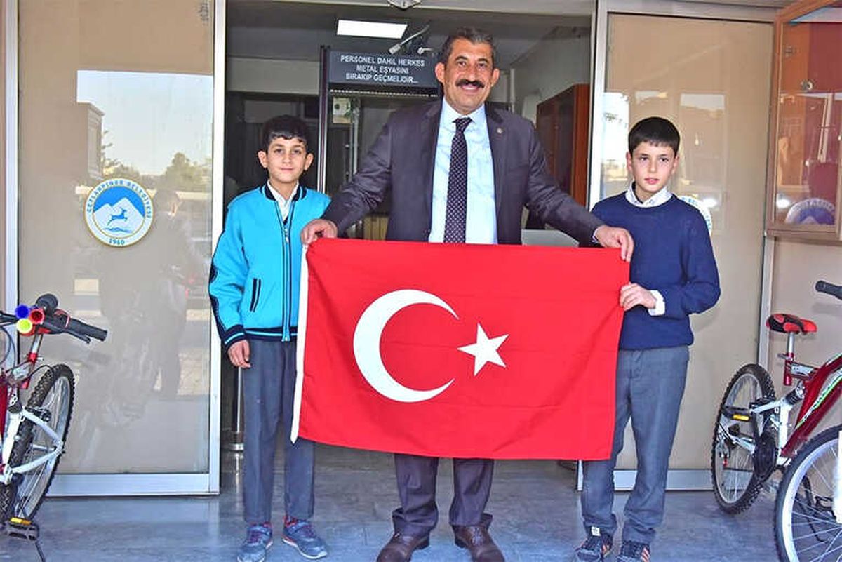 Türk Bayrağını Öpen Koca Yürekli Çocuklar O Anki Duygularını Anlattı