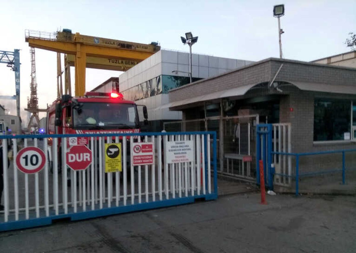 Tuzla\'da Korkutan Gemi Yangını