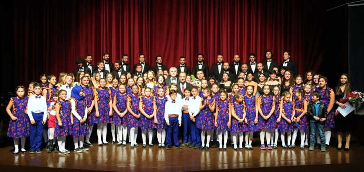 Uşak\'ta İki Koro İki Şef Konseri Büyüledi