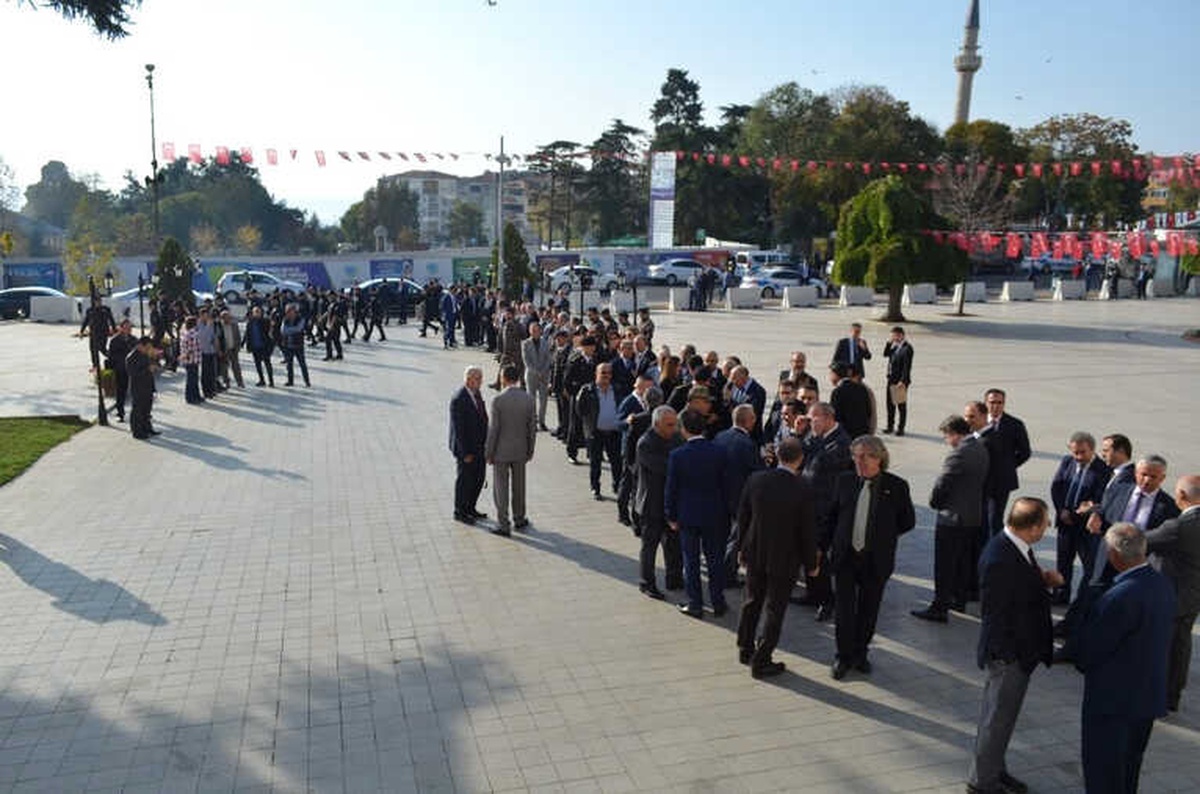 Valiyi Uğurlama Töreninde Uzun Kuyruklar Oluştu
