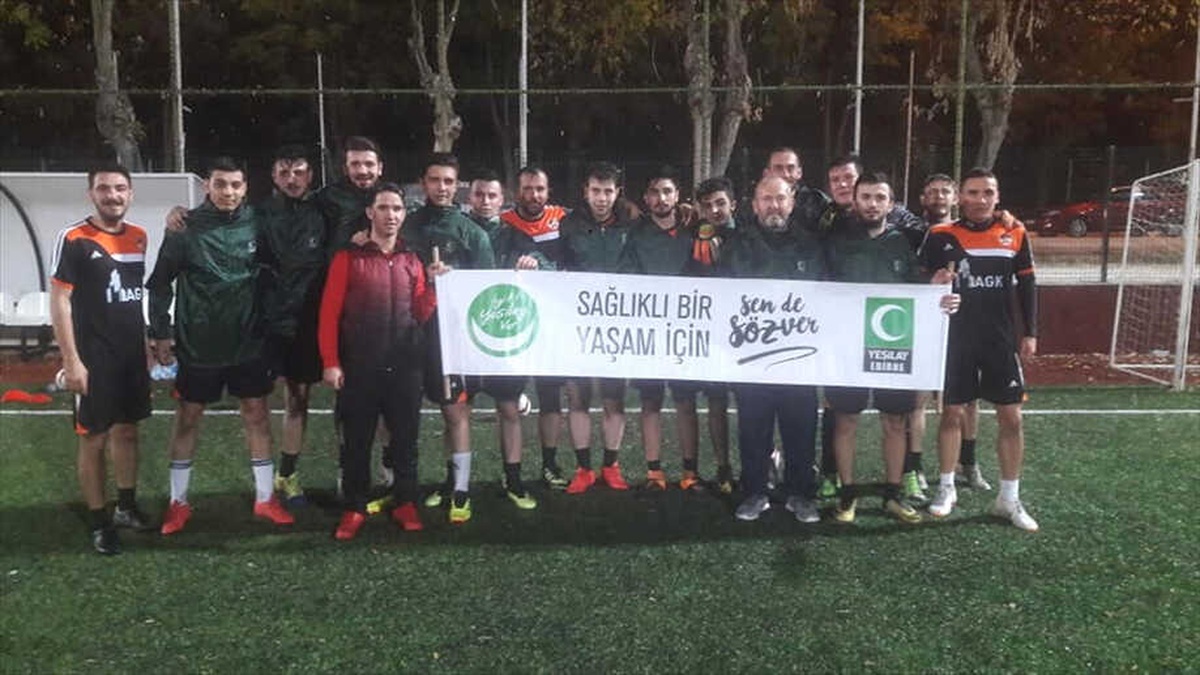 Yeşilay\'dan Futbolculara Yağmurluk Hediyesi