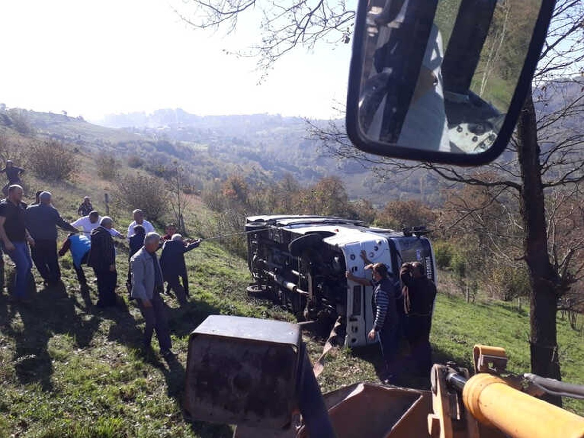 Yolcu Minibüsü Şarampole Yuvarlandı: 1 Yaralı