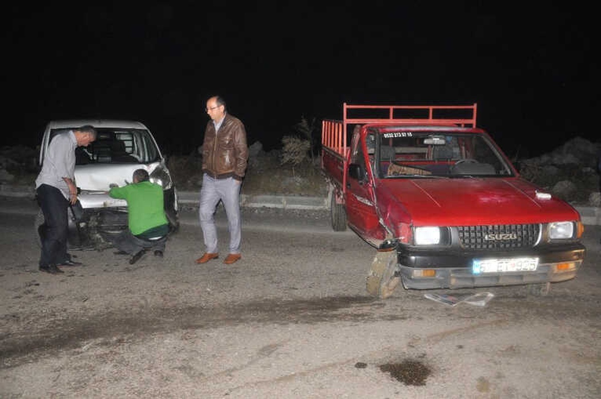 Zonguldak\'ta Pikap ile Kamyonet Çarpıştı: 2 Yaralı