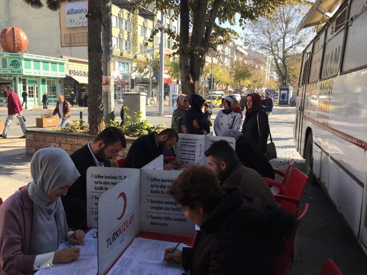 AK Parti\'den Kızılay\'a Kan Bağışı
