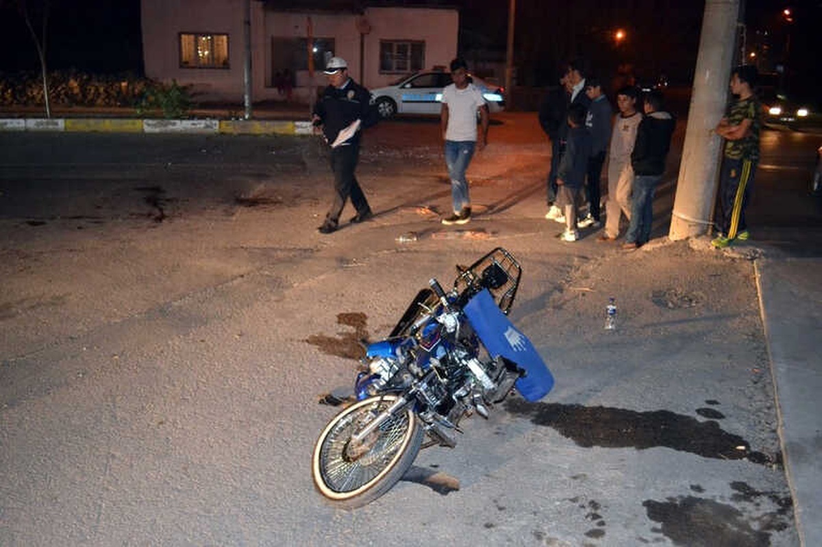 Aksaray\'da Kamyonet ile Motosiklet Çarpıştı: 1 Ölü, 1 Yaralı