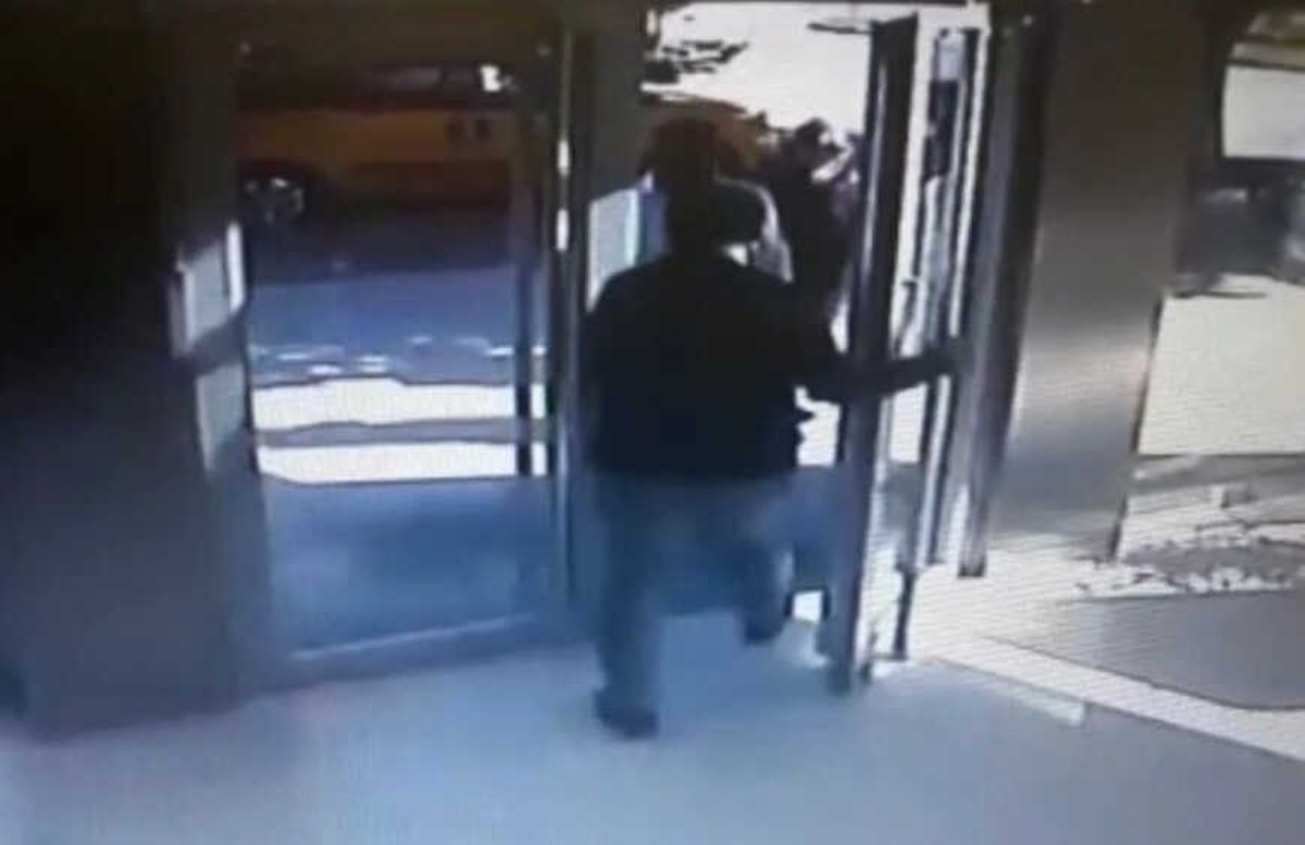Antalya\'da Banka Kapısından Giriş Kavgası Kamerada