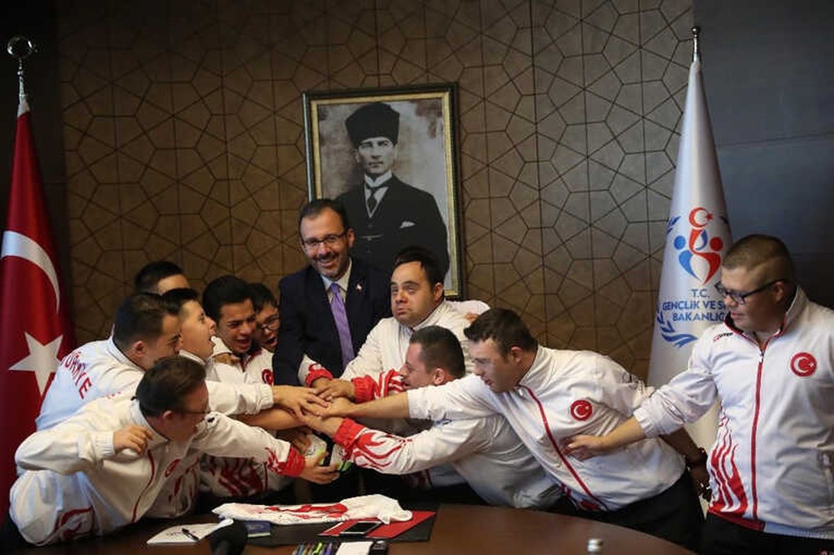 Bakan Kasapoğlu Down Sendromlular Futsal Milli Takımı ile Bir Araya Geldi