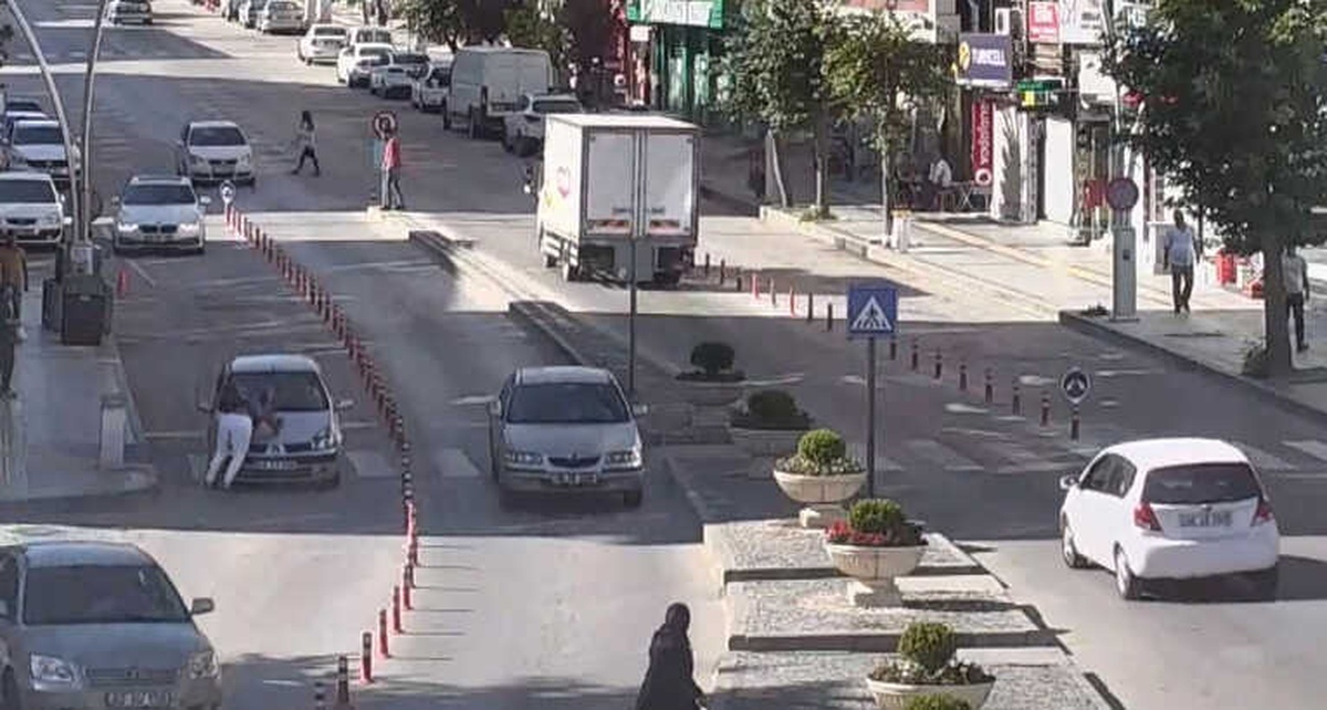 Cep Telefonu ile Konuşurken Karşıya Geçen Yayaya Otomobil Çarptı