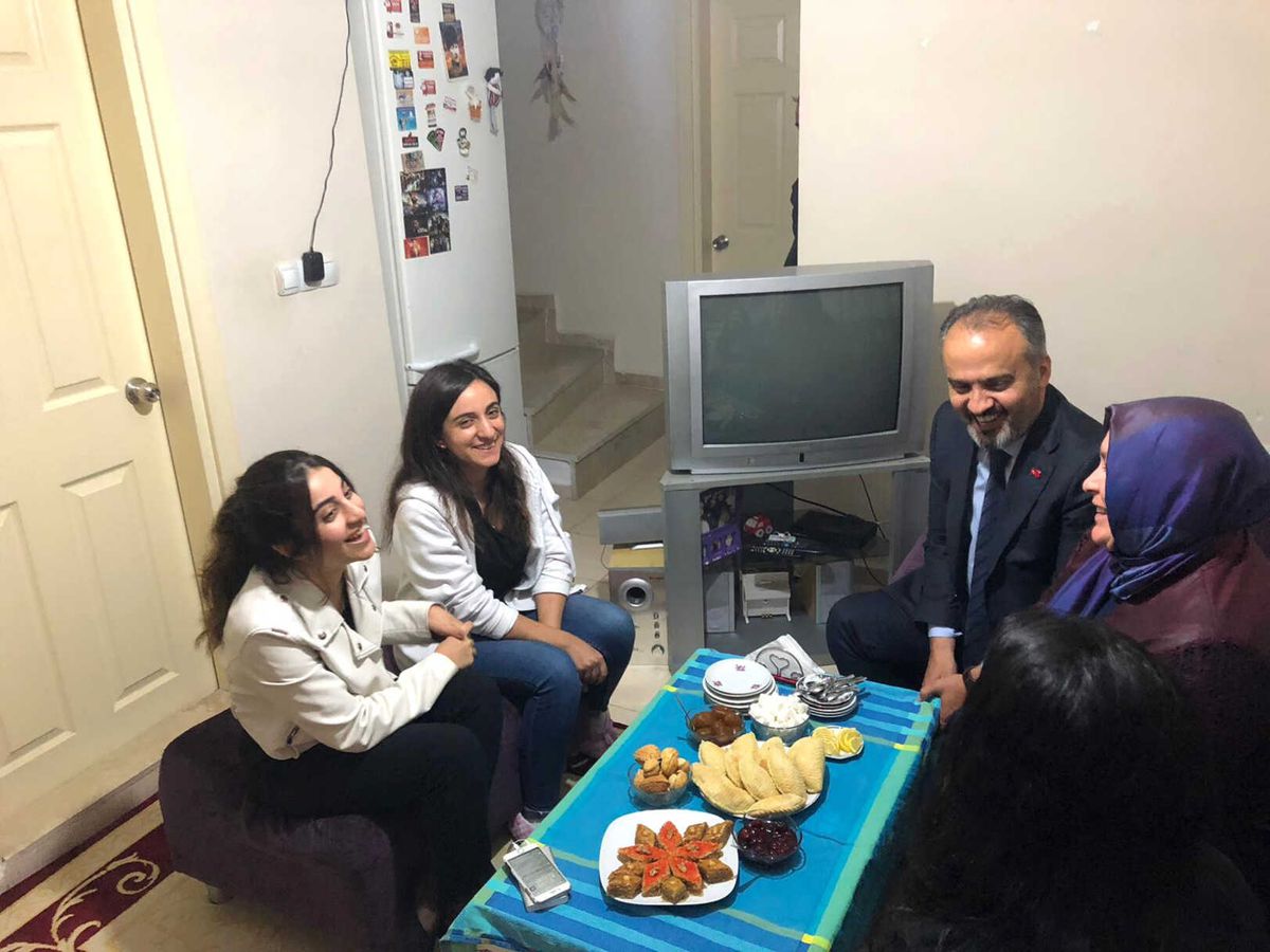 Davet Twitterdan, Çaylar Üniversitelilerden