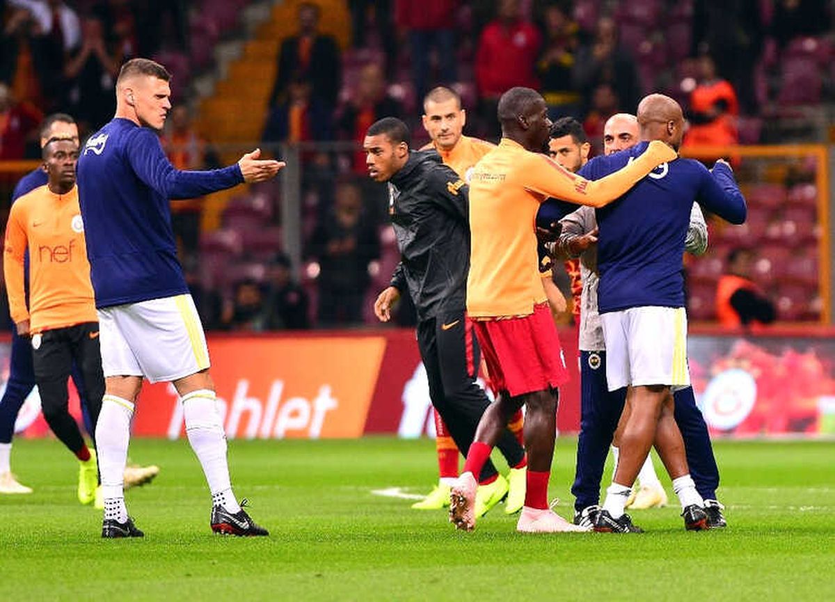 Derbi Öncesi Donk ile Ayew Arasında Gerginlik