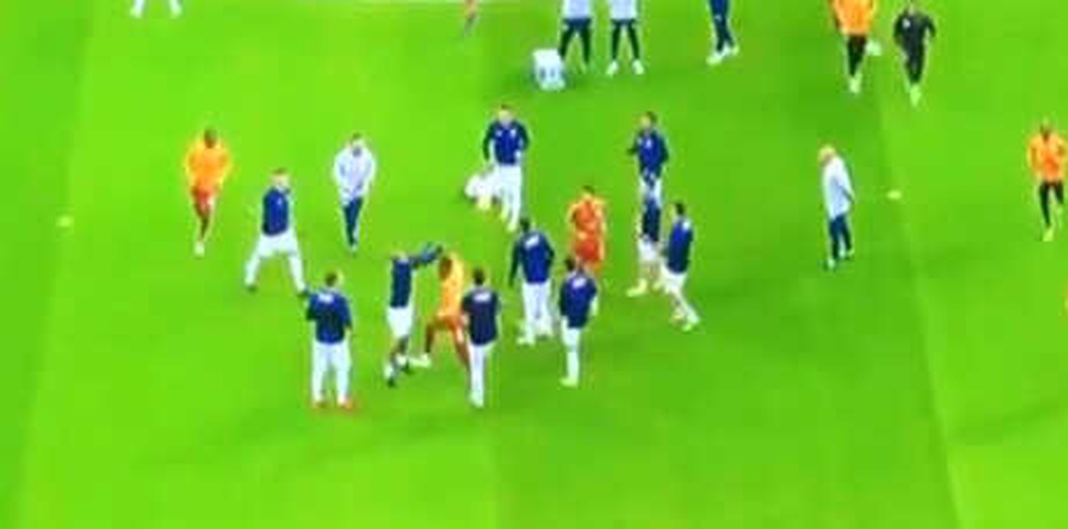 Derbide İki Futbolcu Arasında Gerginlik!