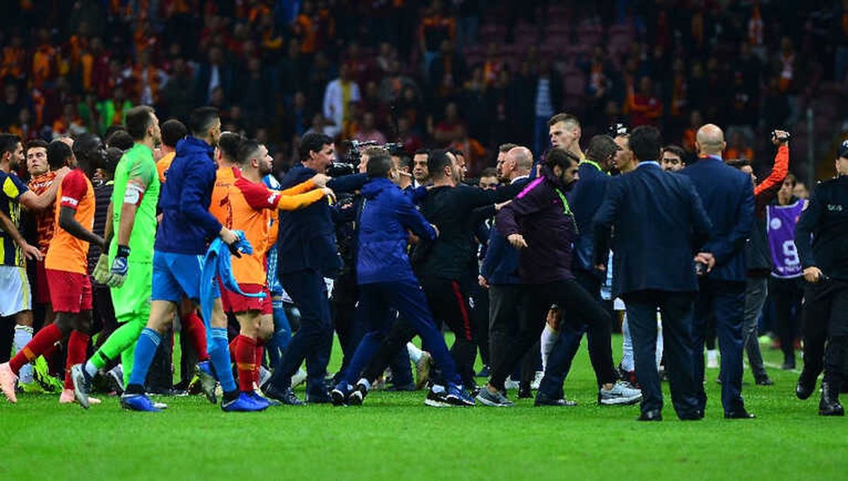 Derbide Saha ve Tribün Karıştı