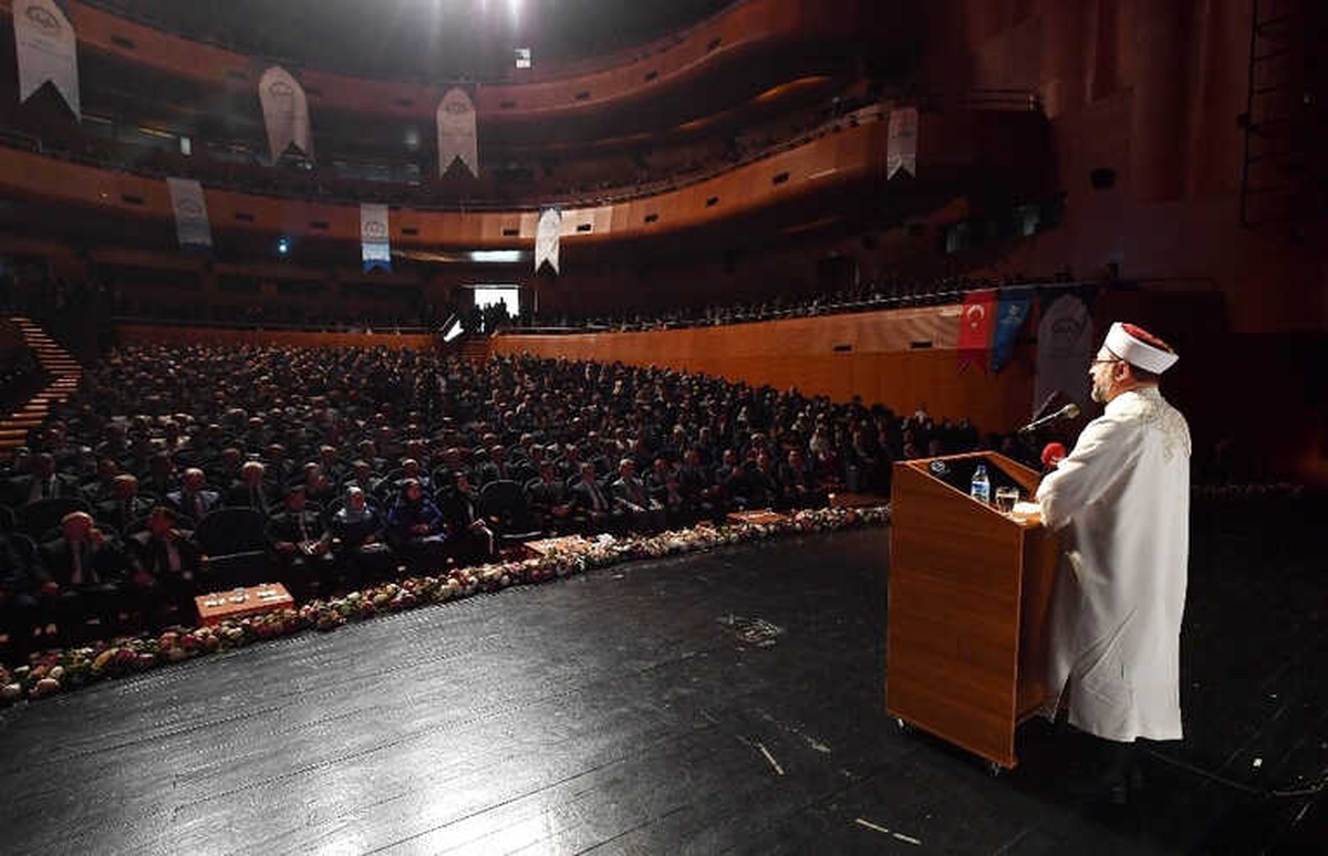 Diyanet İşleri Başkanı Erbaş: "Gençlerimize Rol Model Olmalıyız"