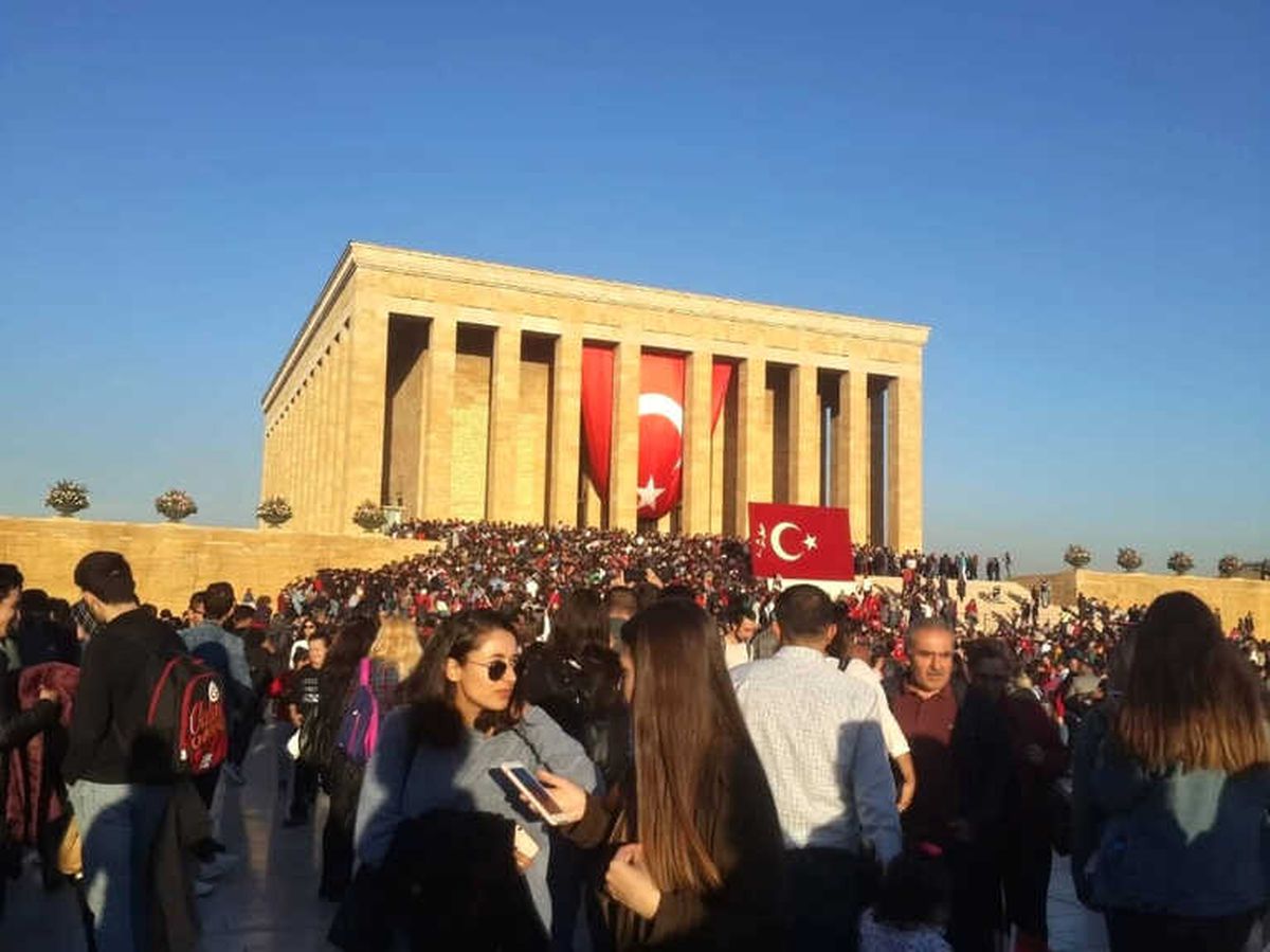 Efeler\'in Gençleri Anıtkabir\'de Ata\'nın Huzurunda
