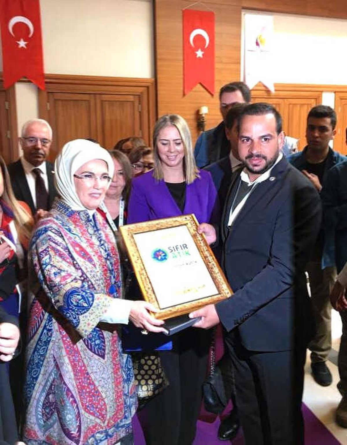 Emine Erdoğan\'a Midyat Taşından Tablo Hediye Edildi
