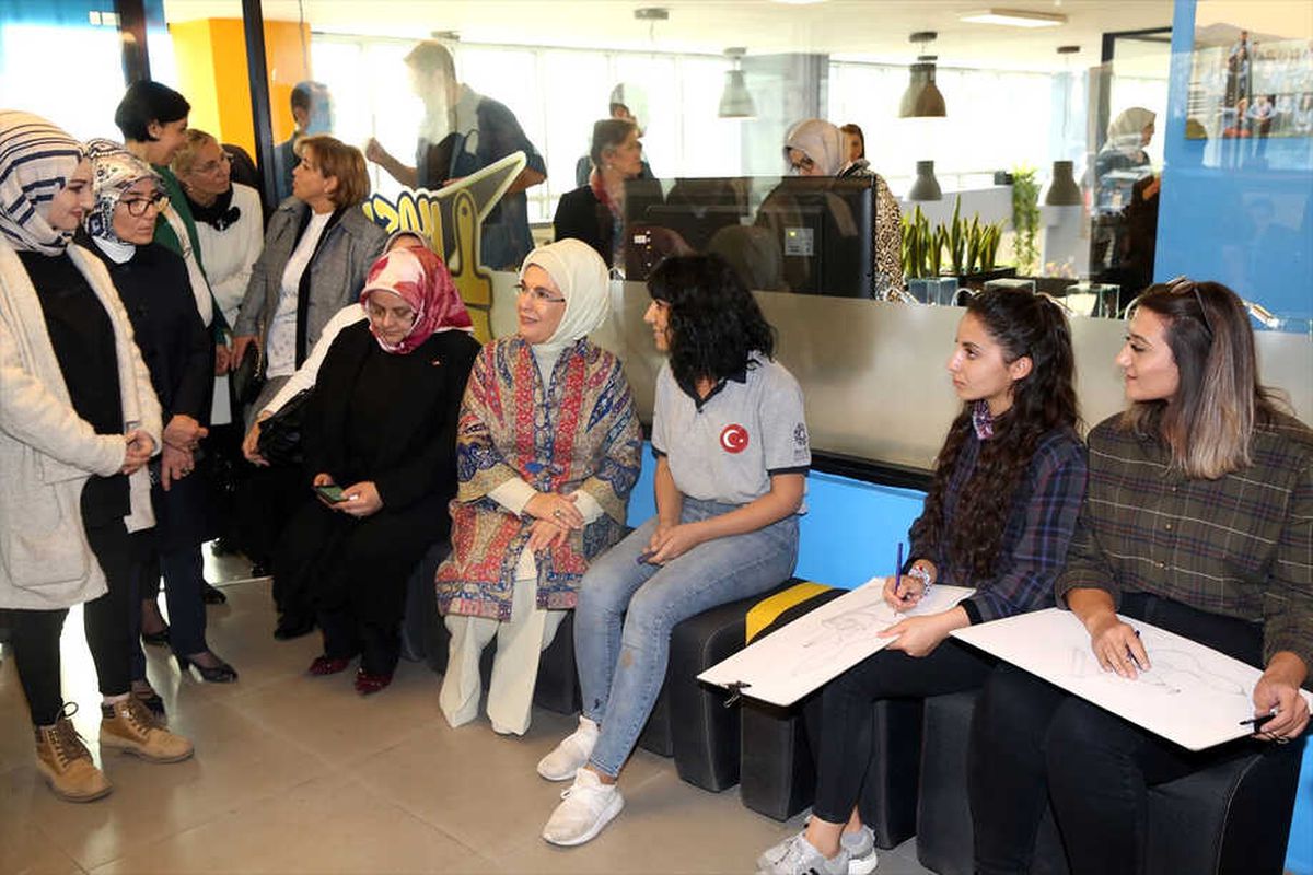 Emine Erdoğan, Mardin\'de Gençlerle Bir Araya Geldi