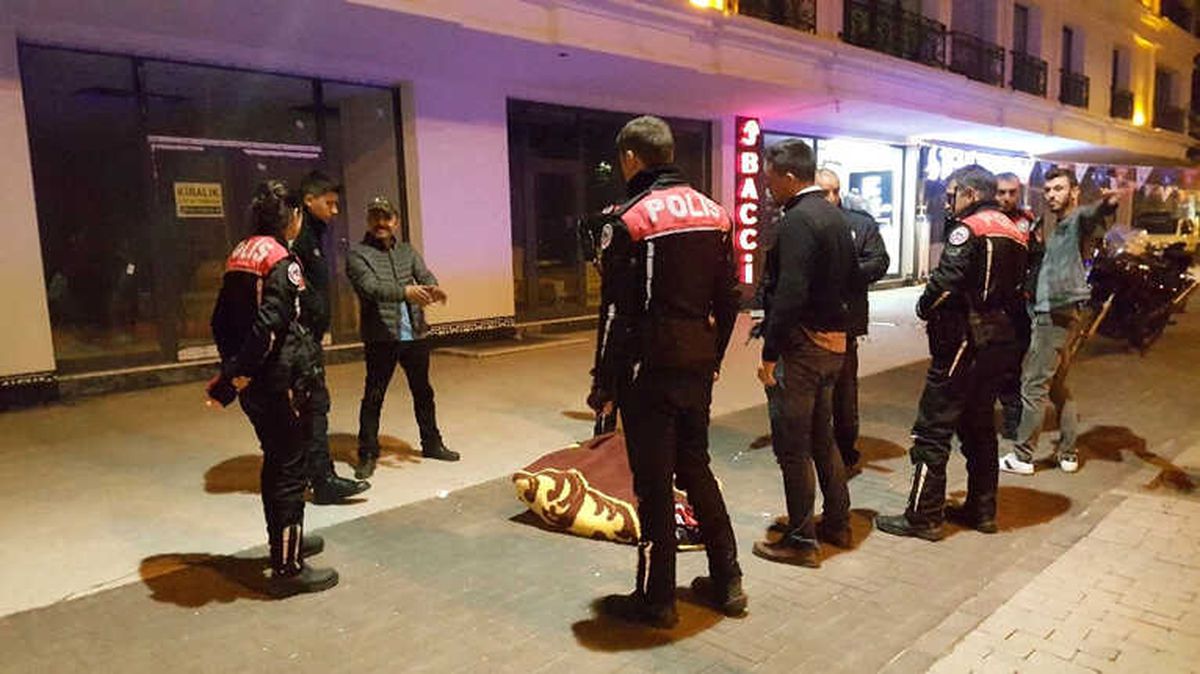 Evsiz Diye Aldılar Uyuşturucu, Satır ve Bıçak Buldular