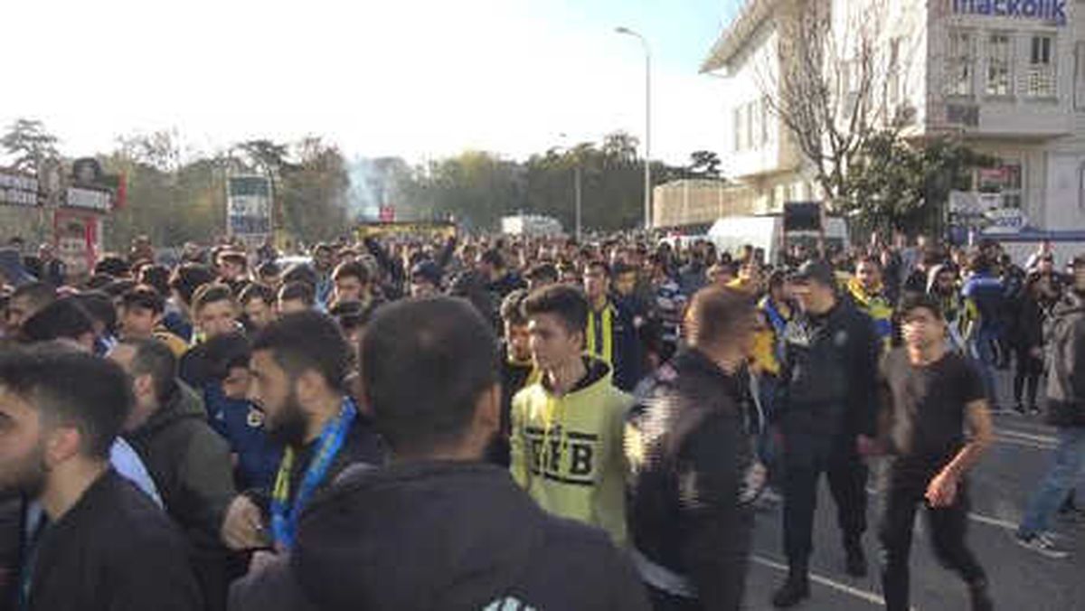 Fenerbahçe Taraftarı Kadıköy\'de Toplanıyor