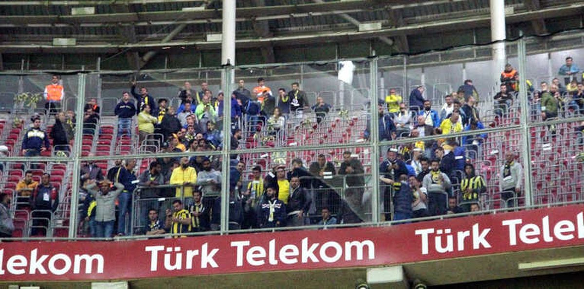 Fenerbahçeli Taraftarlar Stadı Terk Etti