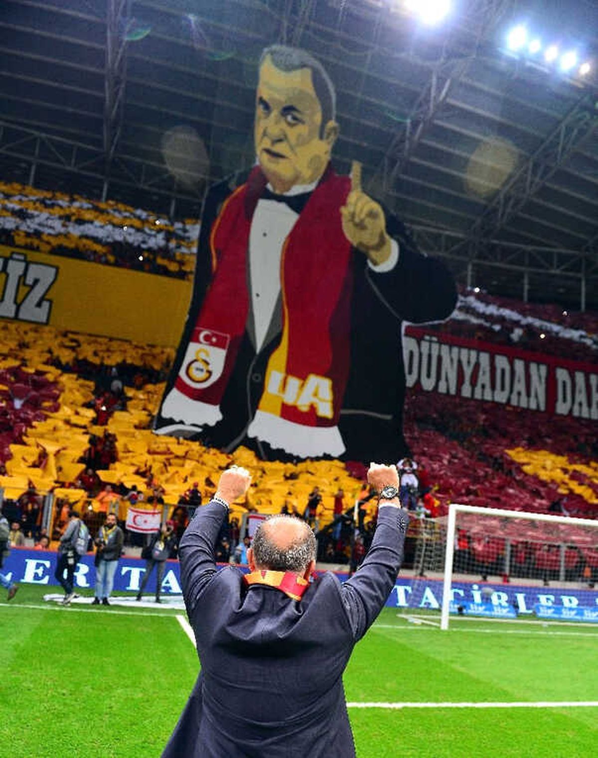 Galatasaray\'dan 3 Boyutlu Fatih Terim Koreografisi