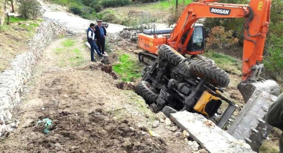 Gercüş\'te İş Makinesi Devrildi: 1 Yaralı