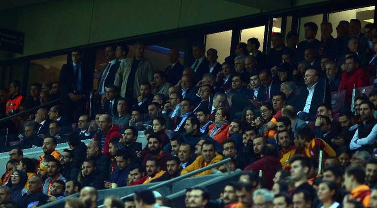 İki Başkan Derbiyi Yan Yana Takip Etti