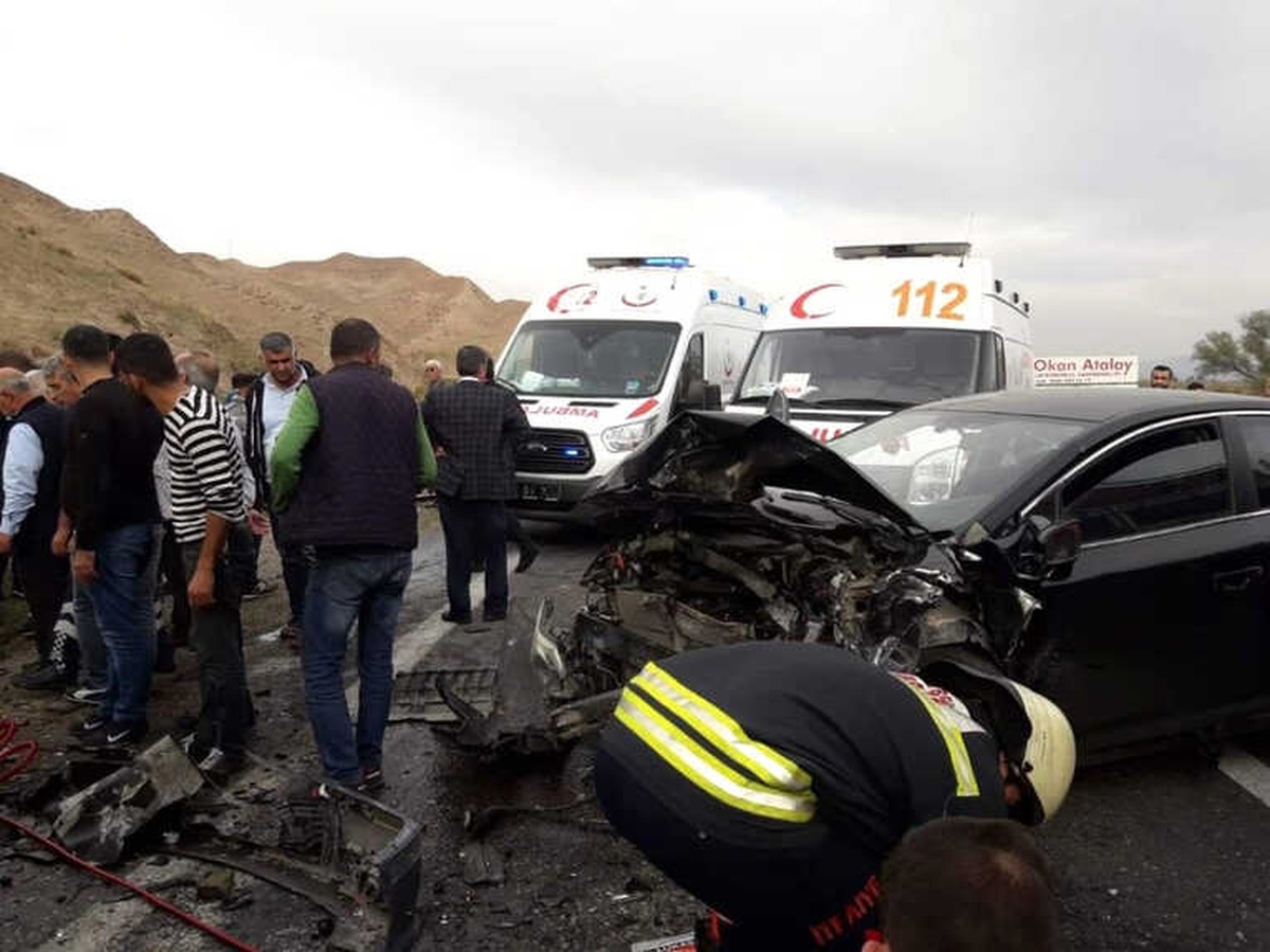 İki Otomobil Kafa Kafaya Çarpıştı: 1\'i Ağır 6 Yaralı