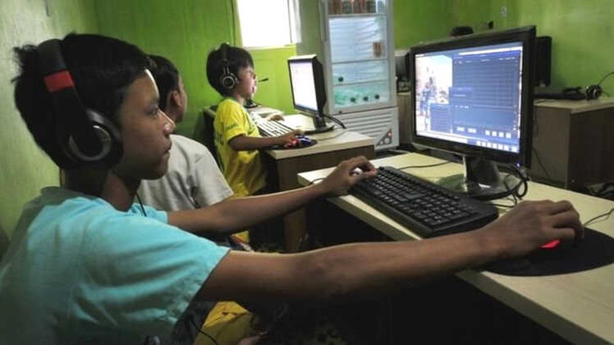 İnternet Kafede Bir Yılda Yazdığı Oyunu Silinen 12 Yaşındaki Çocuk İçin Yardım Kampanyası