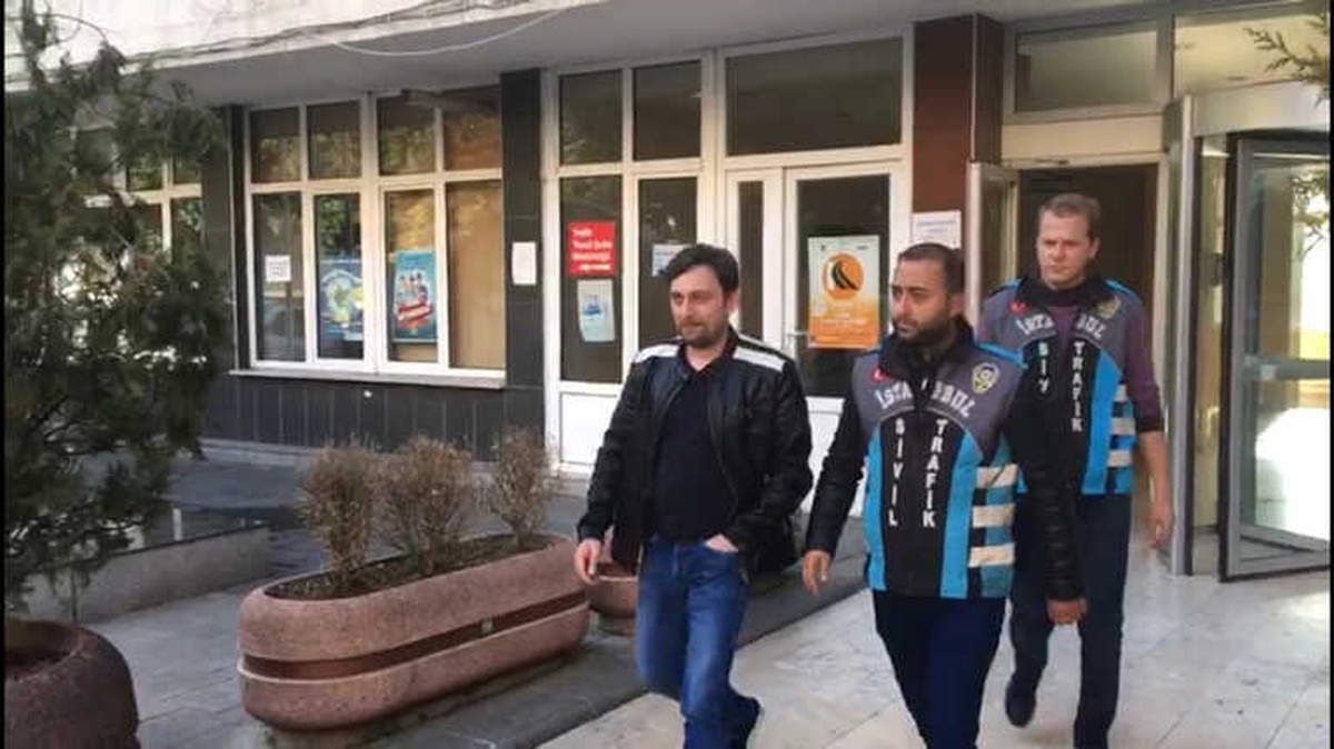 İstanbul\'da Lüks Otomobille Yol Kesip "Drift" Yapan Maganda Yakalandı