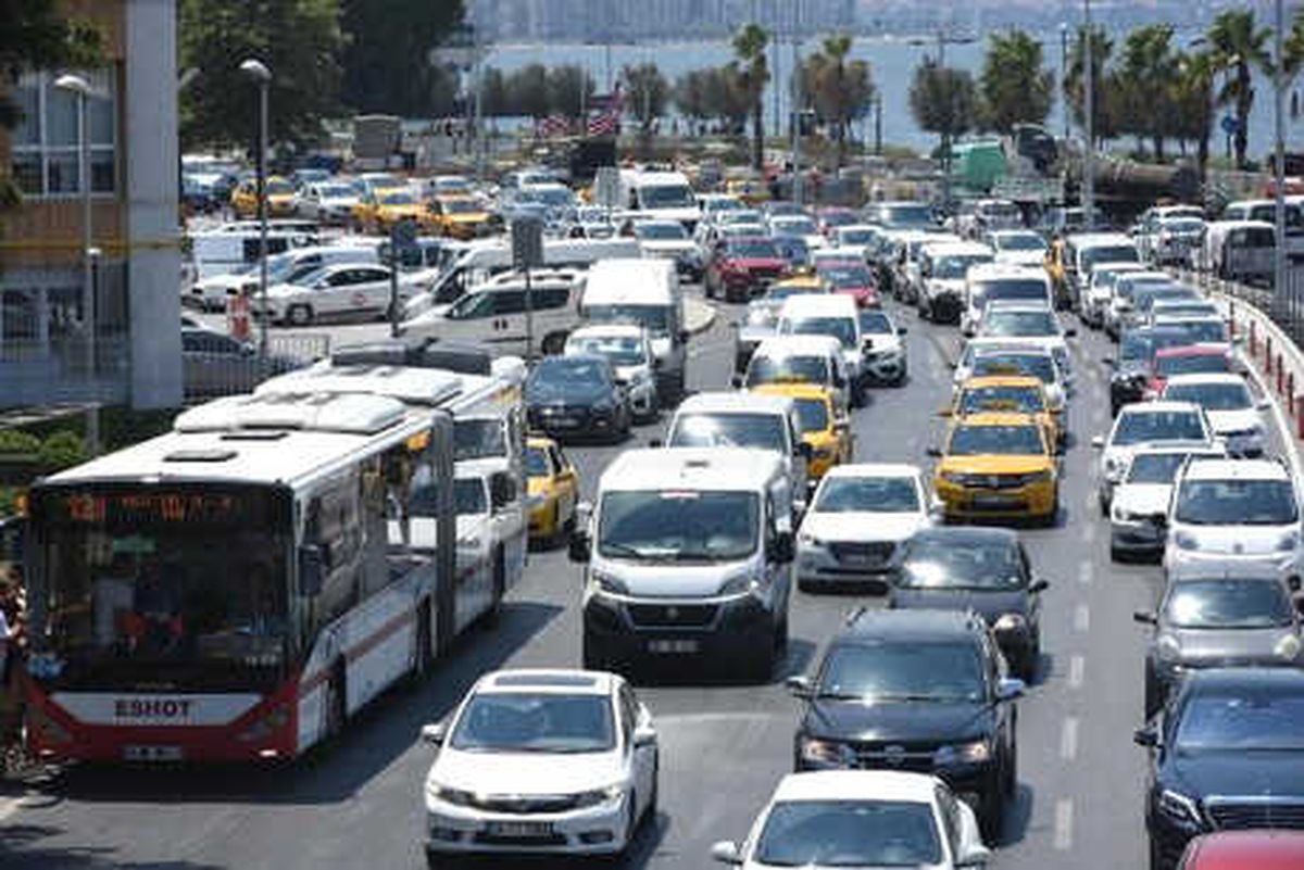 İzmir\'de 1,3 Milyon Araç Trafikte