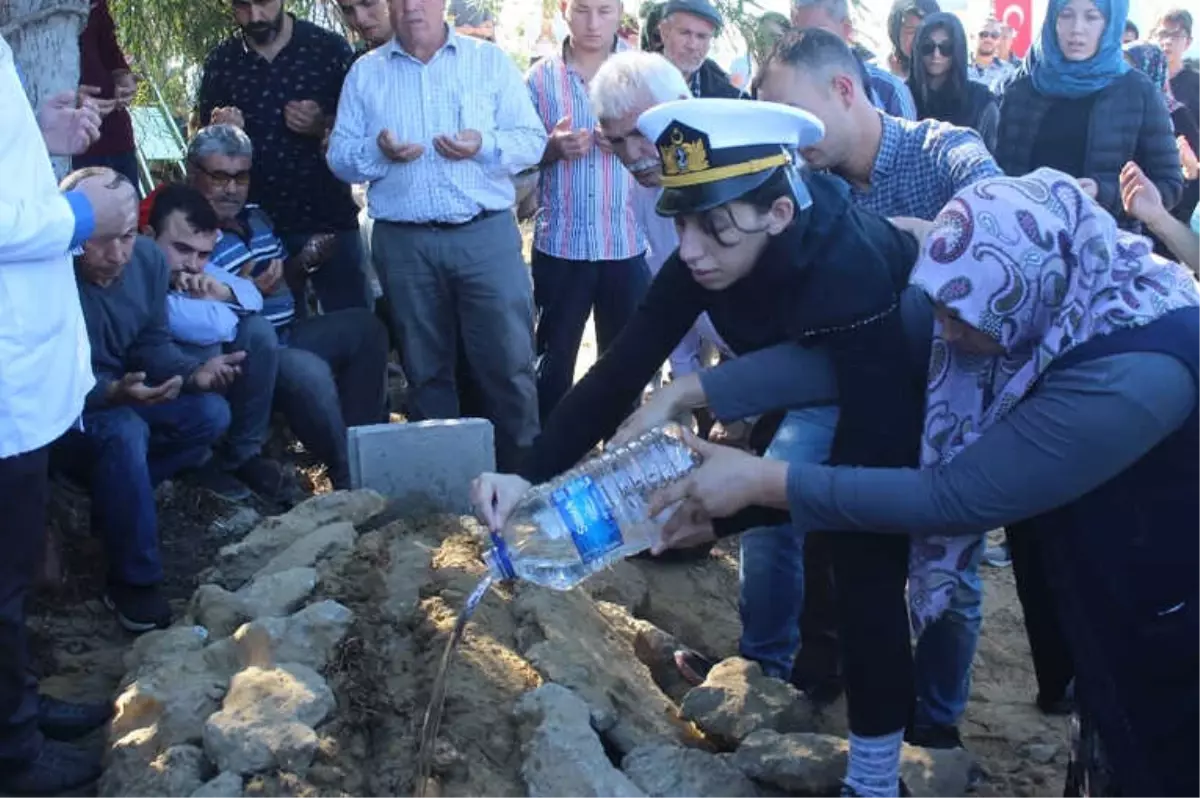 İzmir\'de İntihar Eden Teğmen Manavgat\'ta Defnedildi