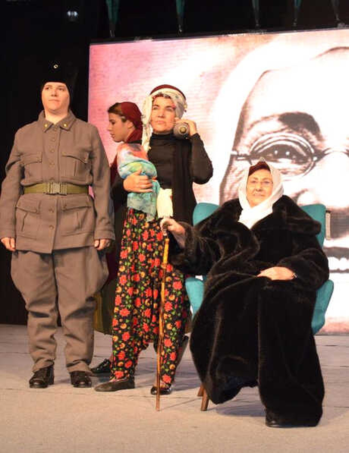 İzmir\'de \'Zamansız Kadınlar Defilesi\' Ayakta Alkışlandı
